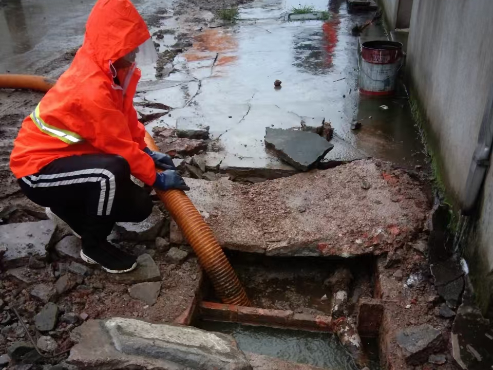 邻水专业清理污水池 炜誉市政以规范流程守护城市 “肠道”